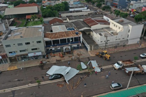 Temporal com granizo e ventos fortes causa destruição em bairros e no centro de Ponta Porã